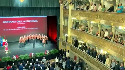 Al Teatro Sociale tutti in piedi per l'inno al Trentino