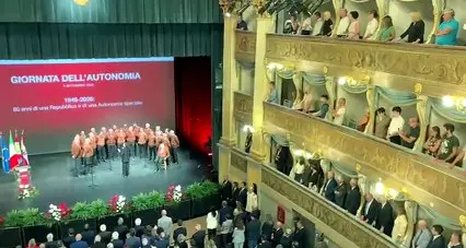 Al Teatro Sociale tutti in piedi per l'inno al Trentino