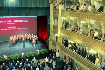 Al Teatro Sociale tutti in piedi per l'inno al Trentino
