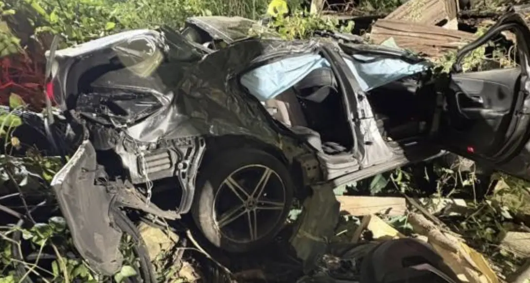 Ora: auto precipita in una scarpata, conducente miracolato