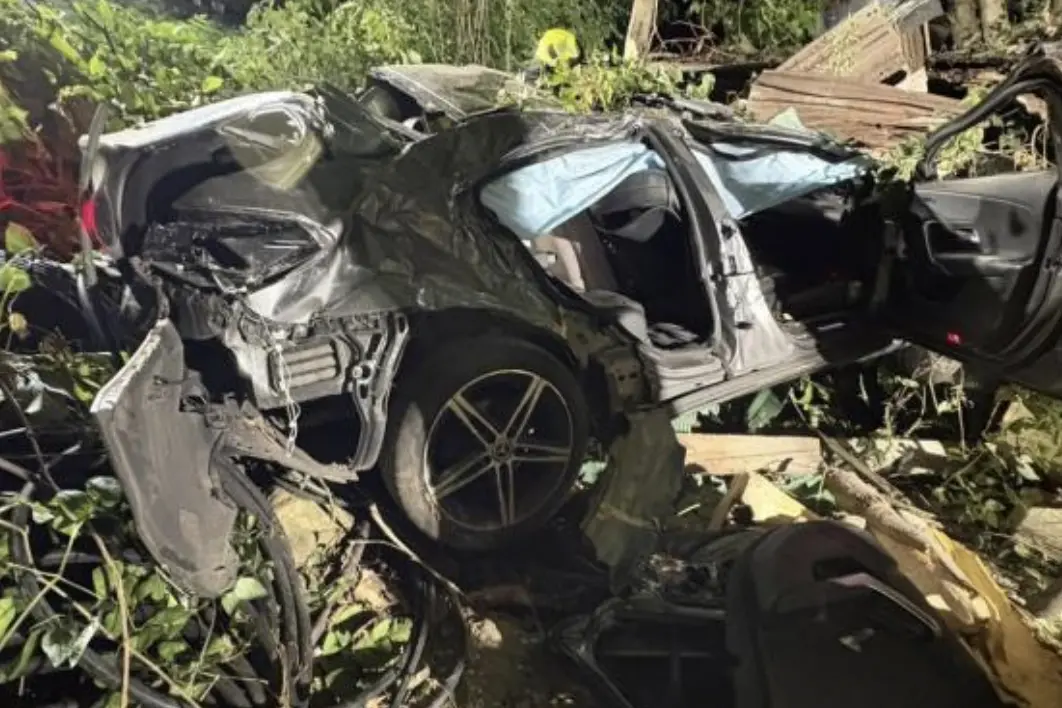 Ora: auto precipita in una scarpata, conducente miracolato