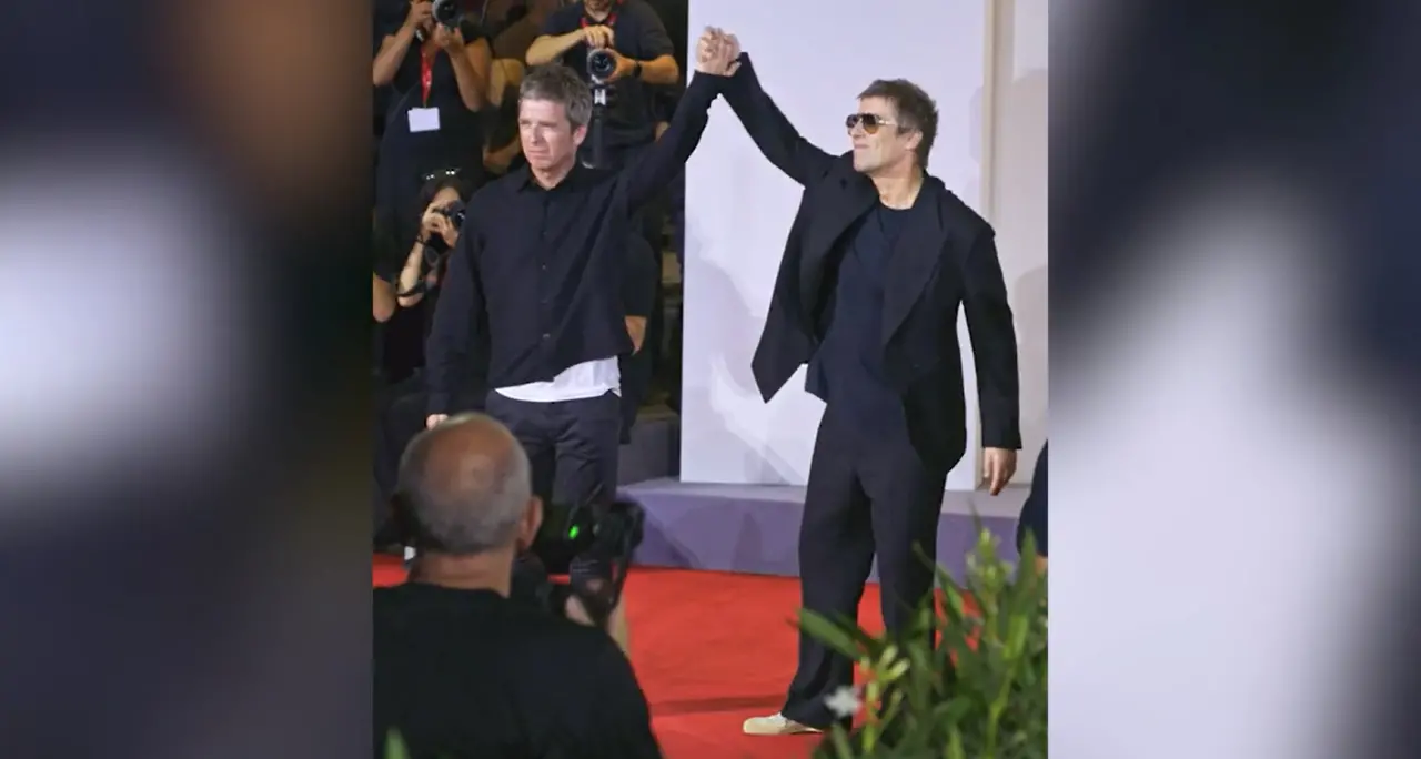 Venezia, fan in delirio per Liam e Noel Gallagher sul red carpet