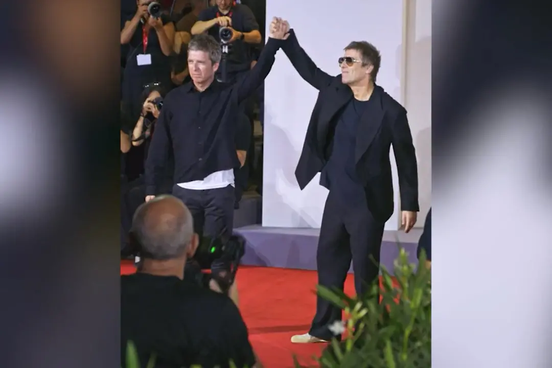 Venezia, fan in delirio per Liam e Noel Gallagher sul red carpet