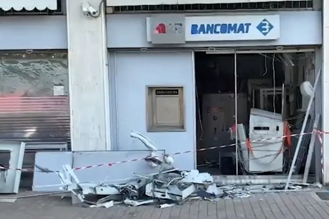 Doppio colpo a San Giuliano Milanese, fatti saltare gli Atm di banca e Poste