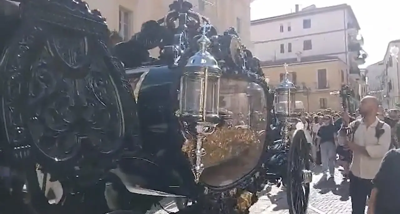 Città Sant'Angelo, i funerali dell'italiana uccisa al rave in Svizzera