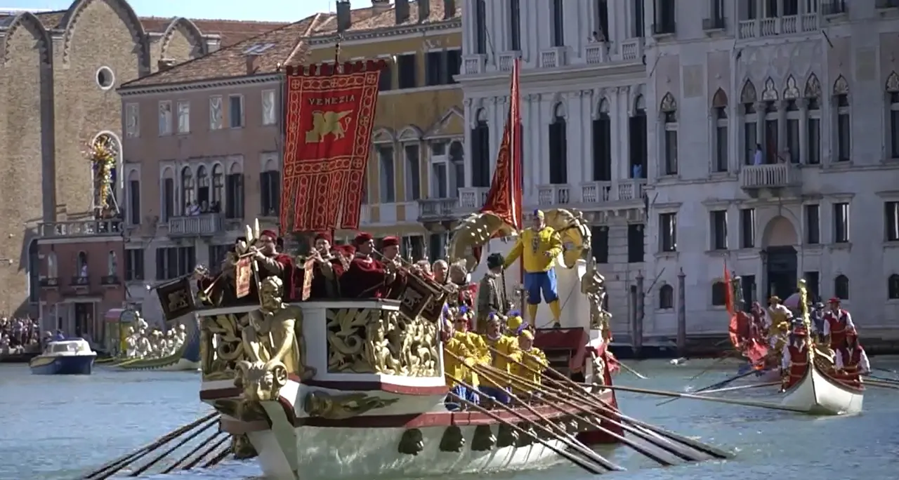Venezia, la Regata storica colora il Canal Grande