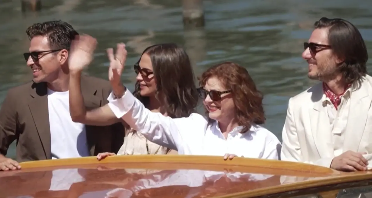 Venezia, il cast di \"The Echo Chamber\" sbarca alla Mostra