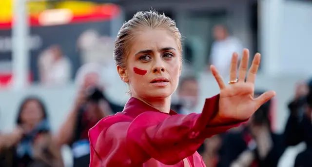 Greta Scarano sul red carpet a Venezia richiama l'attenzione contro i femminicidi
