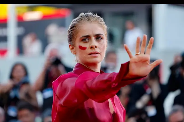 Greta Scarano sul red carpet a Venezia richiama l'attenzione contro i femminicidi