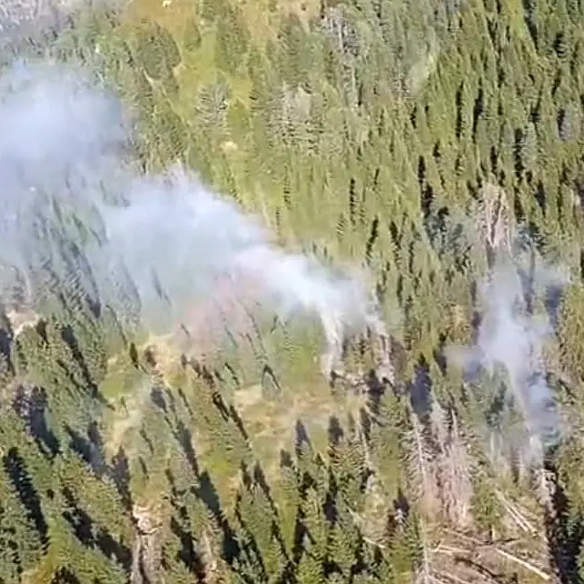 Incendio al passo Manghen, vigili del fuoco ancora al lavoro