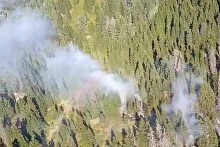 Incendio al passo Manghen, vigili del fuoco ancora al lavoro