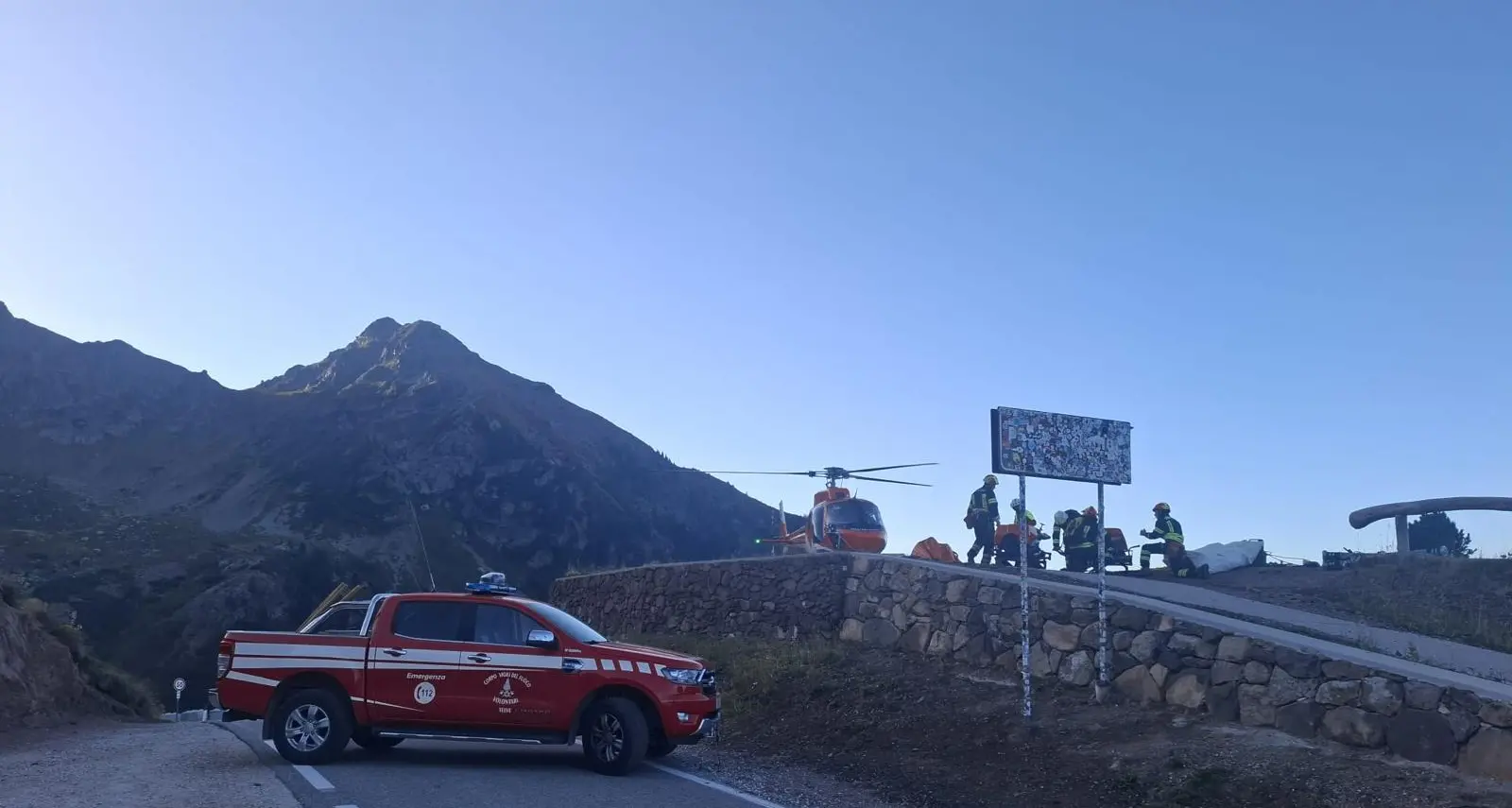 Passo Manghen, l’incendio è sotto controllo: 6 ettari bruciati e 60 vigili del fuoco ancora al lavoro
