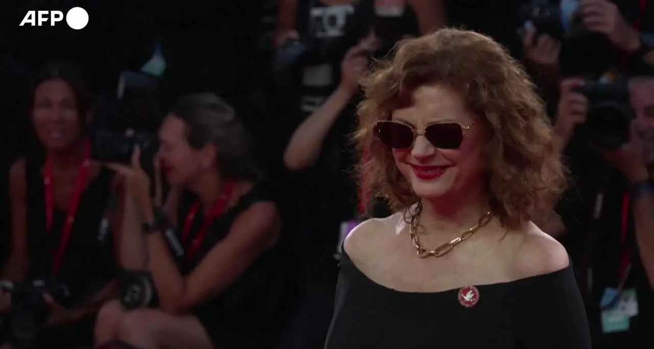 Venezia 83, Susan Sarandon indossa una spilla pro-palestinese sul red carpet