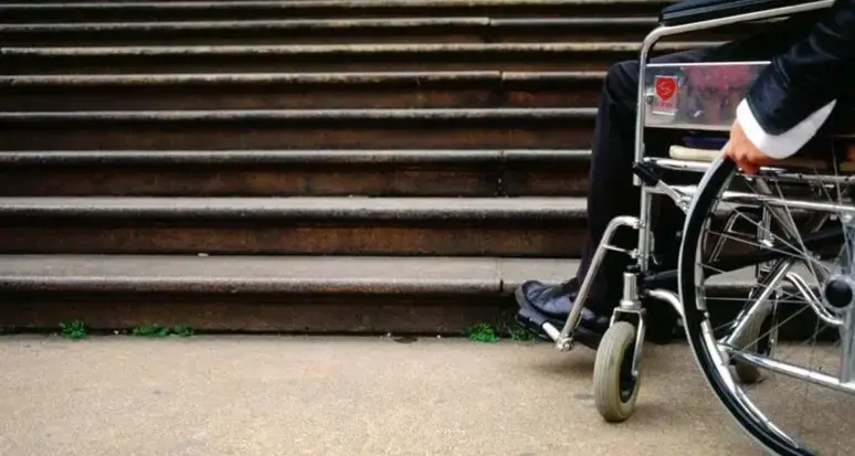 Il Trentino senza piano per le barriere architettoniche: «Solo una ventina di Comuni è partita»