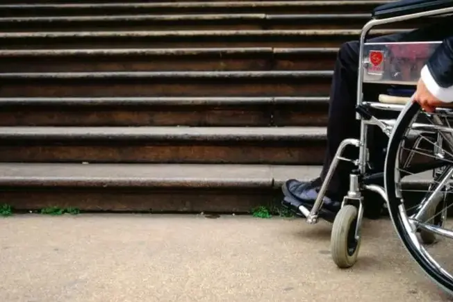 Il Trentino senza piano per le barriere architettoniche: «Solo una ventina di Comuni è partita»
