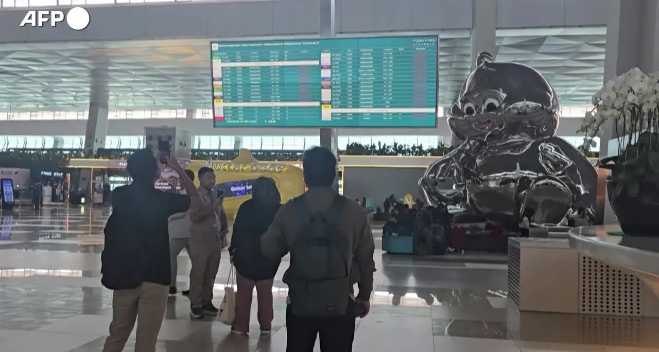 Eruzione in Indonesia, prolungata la chiusura di quattro aeroporti