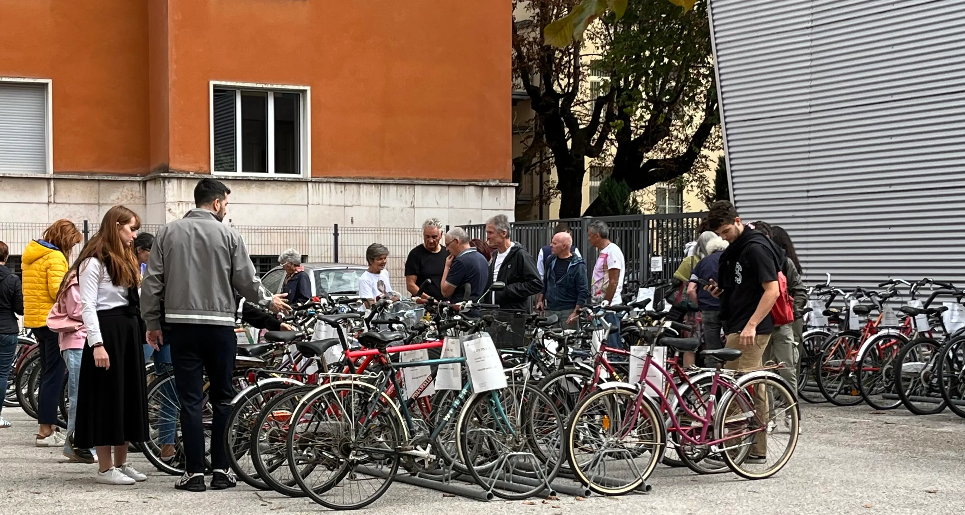 Bici elettrica, monopattini, sci e snowboard: a Trento l’asta degli oggetti smarriti