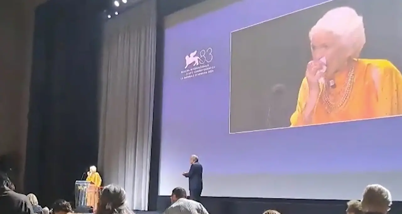 Venezia, standing-ovation per Ellen Burstyn: \"Così mi fate piangere\"