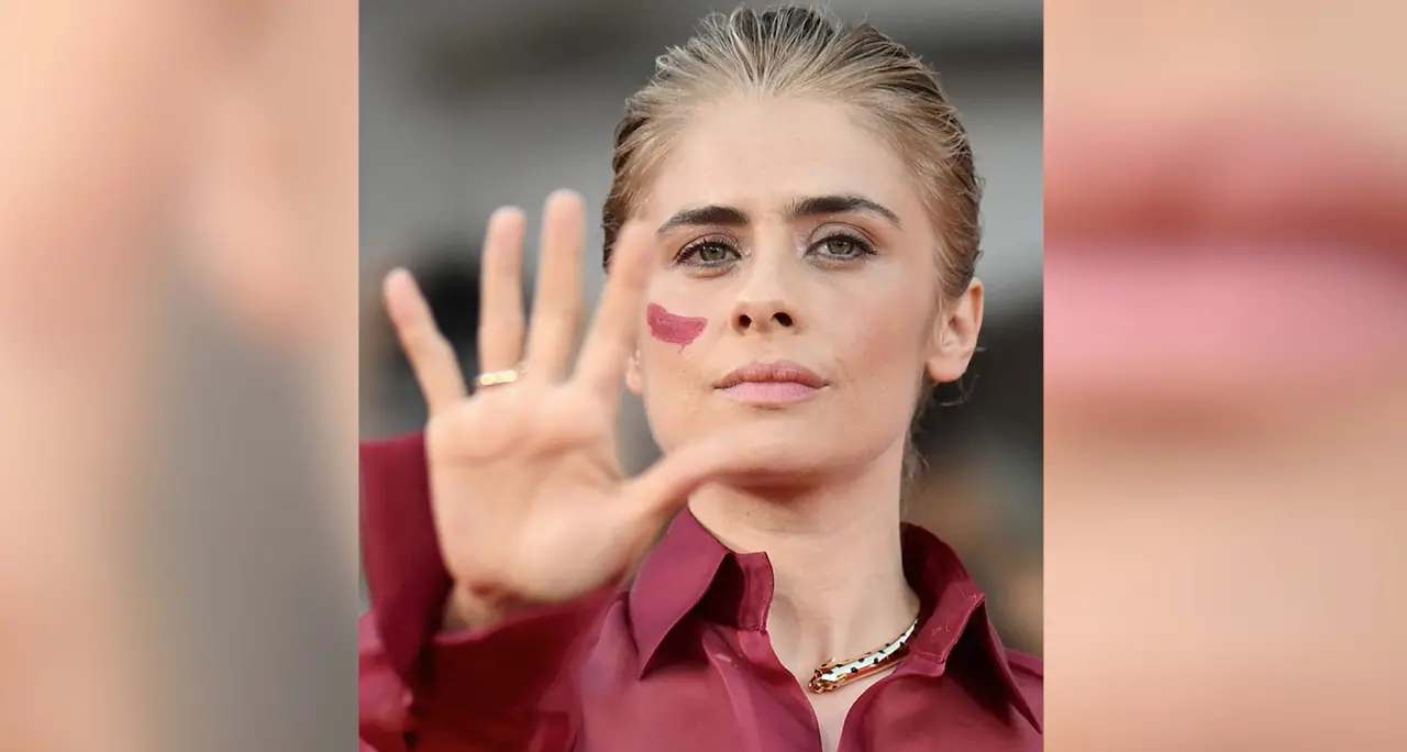 Venezia, Greta Scarano sul red carpet contro i femminicidi