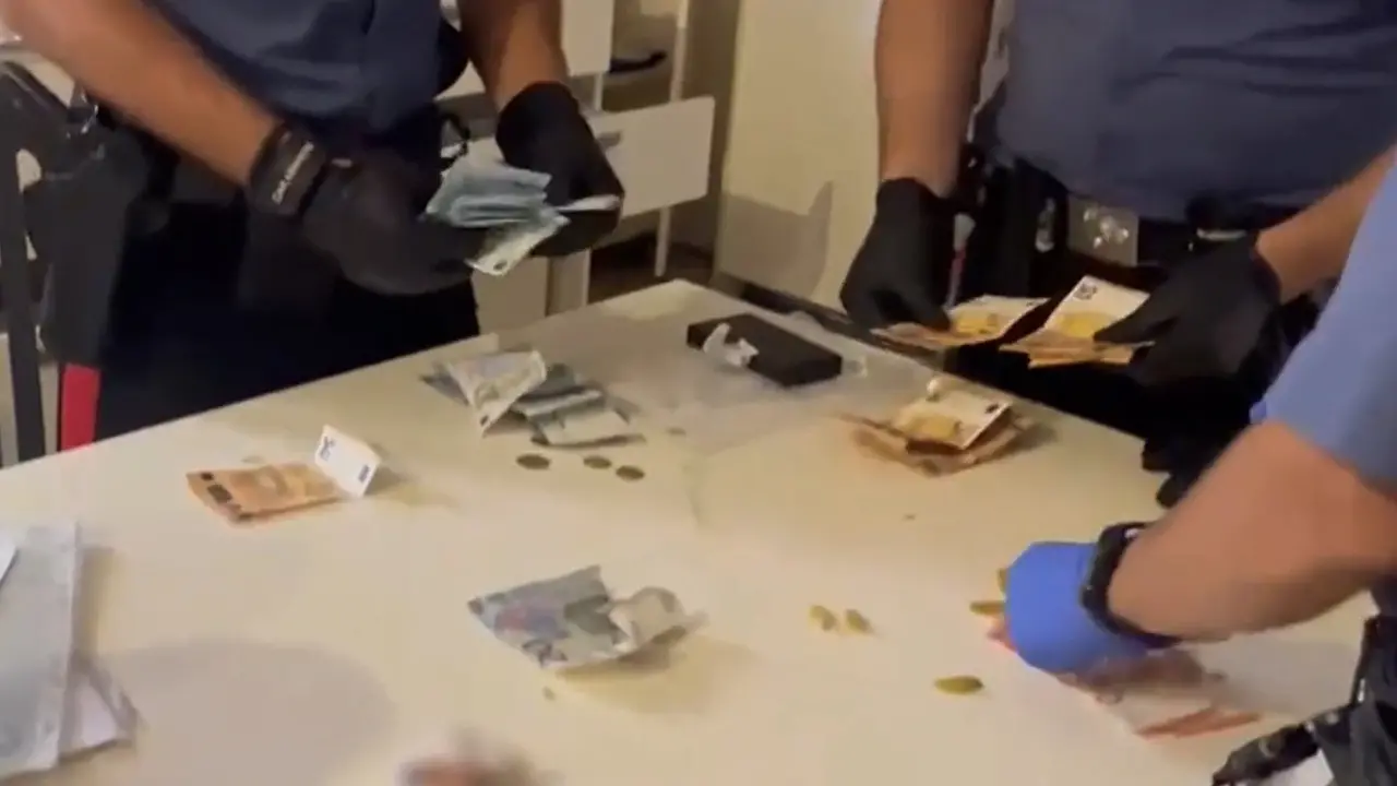 Roma, spacciatore sequestrato per un ammanco di crack