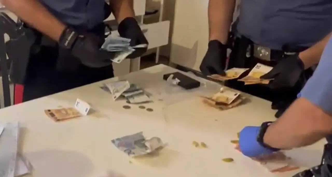 Roma, spacciatore sequestrato per un ammanco di crack