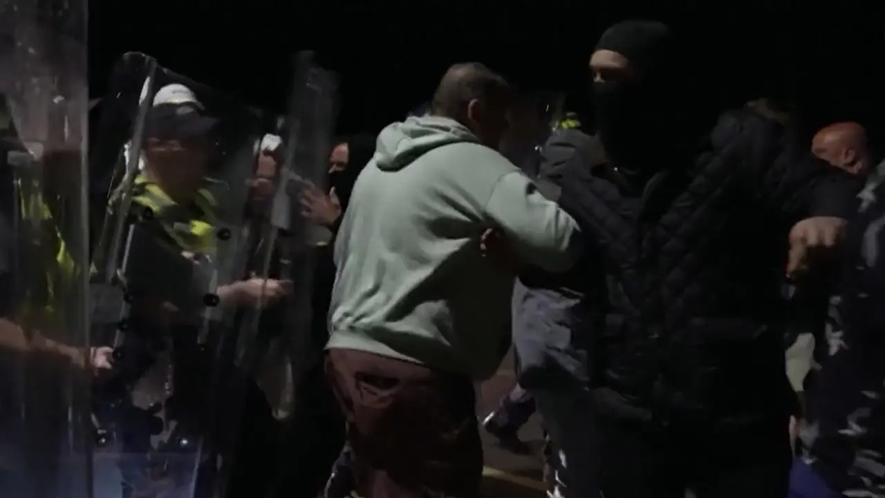 Regno Unito, Portsmouth: anti-migranti incappucciati assediano il porto