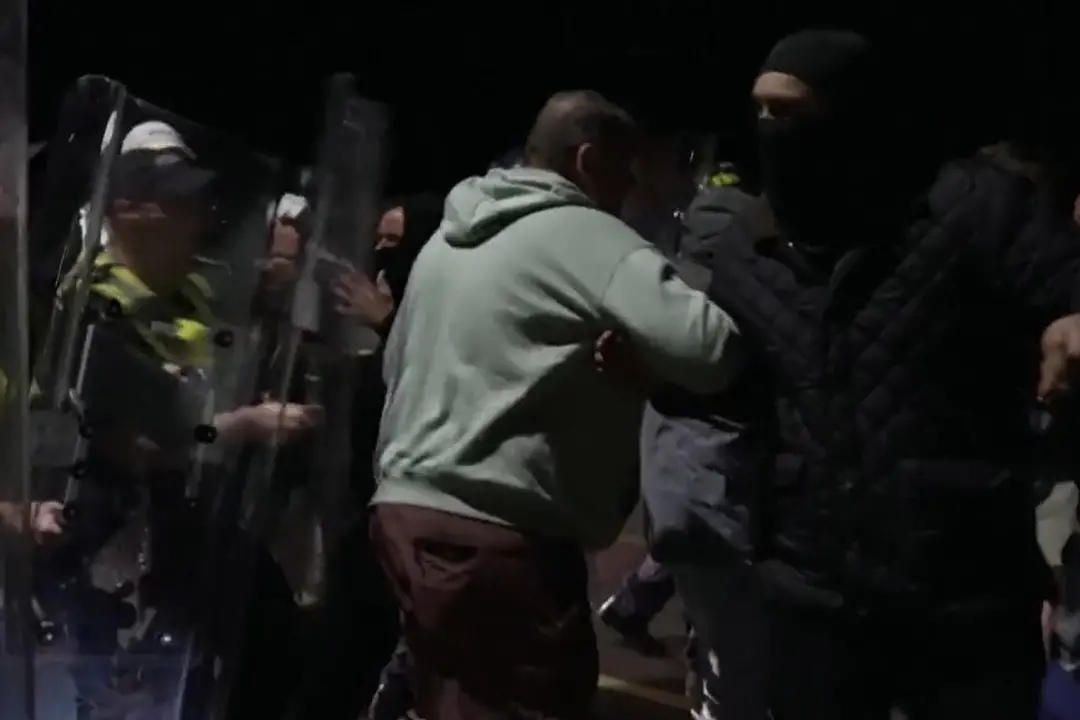 Regno Unito, Portsmouth: anti-migranti incappucciati assediano il porto