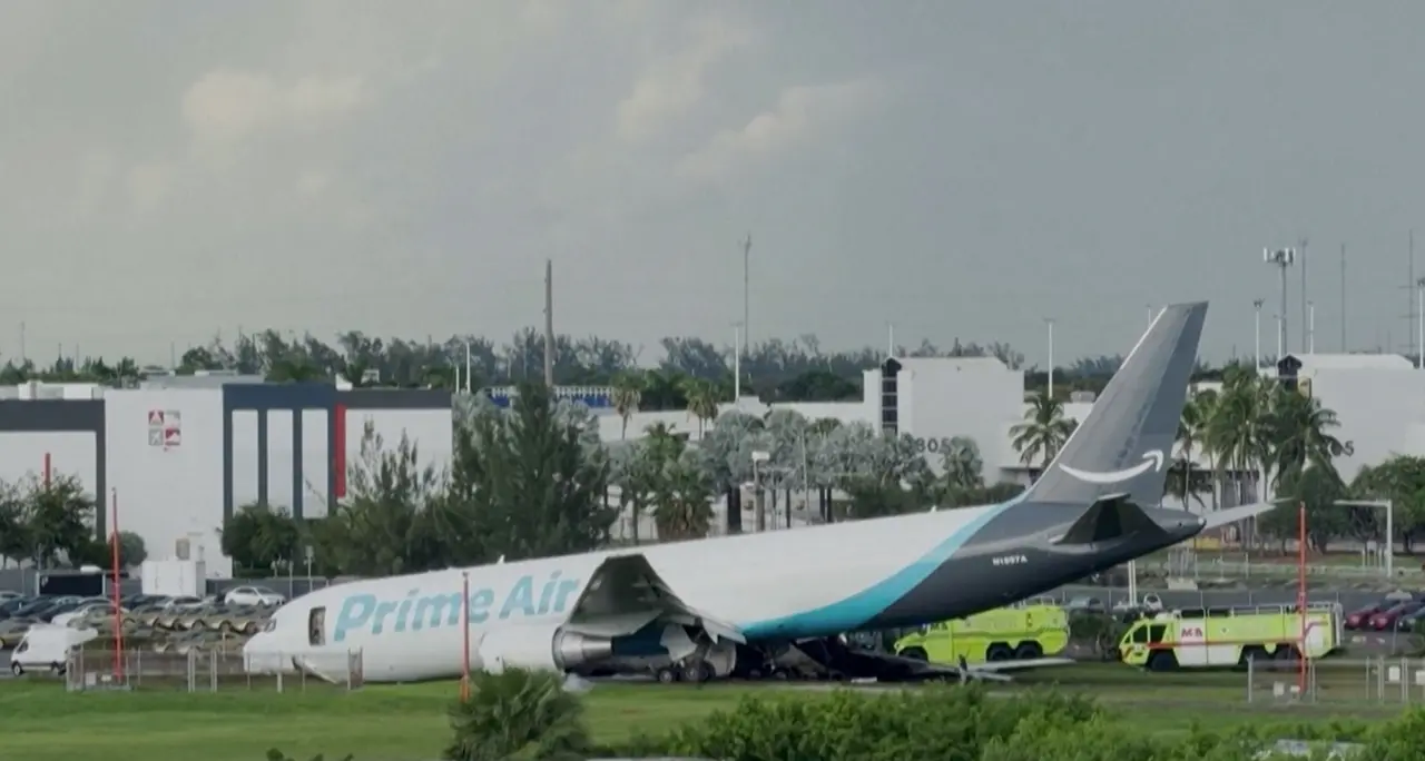 Usa, cargo di Amazon in atterraggio finisce fuori pista: almeno 5 morti