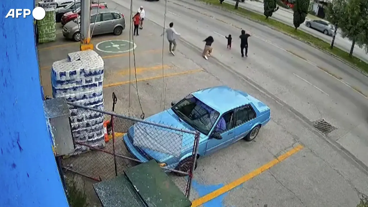 Tragedia sfiorata in Messico, un uomo si lancia in strada per salvare una bimba