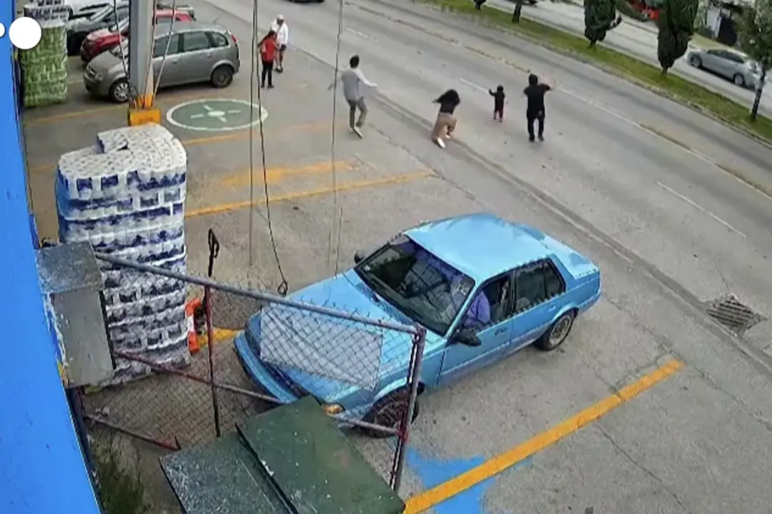 Tragedia sfiorata in Messico, un uomo si lancia in strada per salvare una bimba