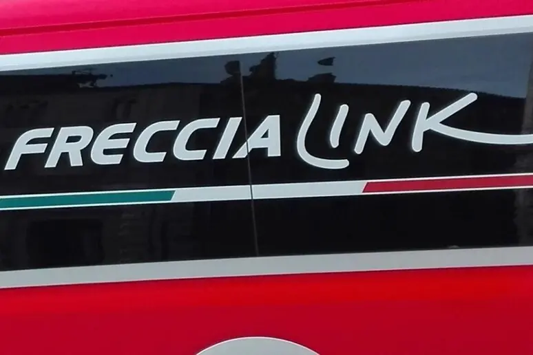 Treni più bus per raggiungere le valli, il Pd: «Servono più collegamenti in Trentino»