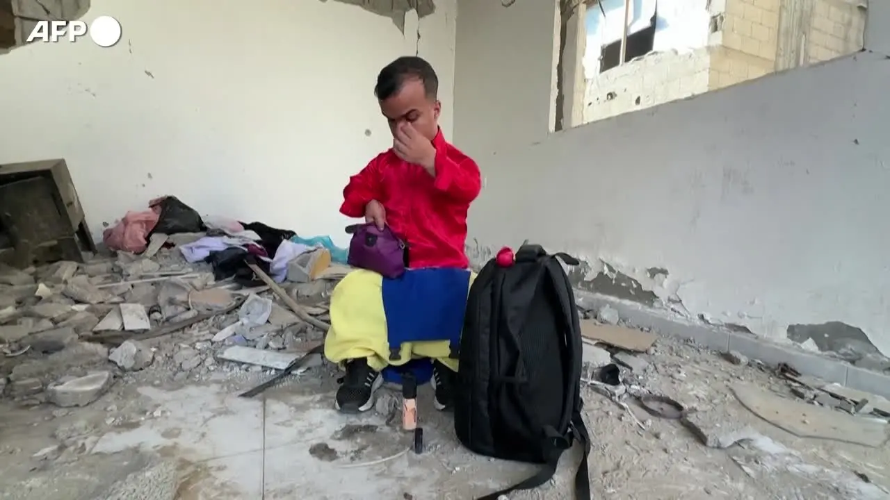 Un naso rosso tra le macerie, a Gaza un clown riporta il sorriso ai bambini