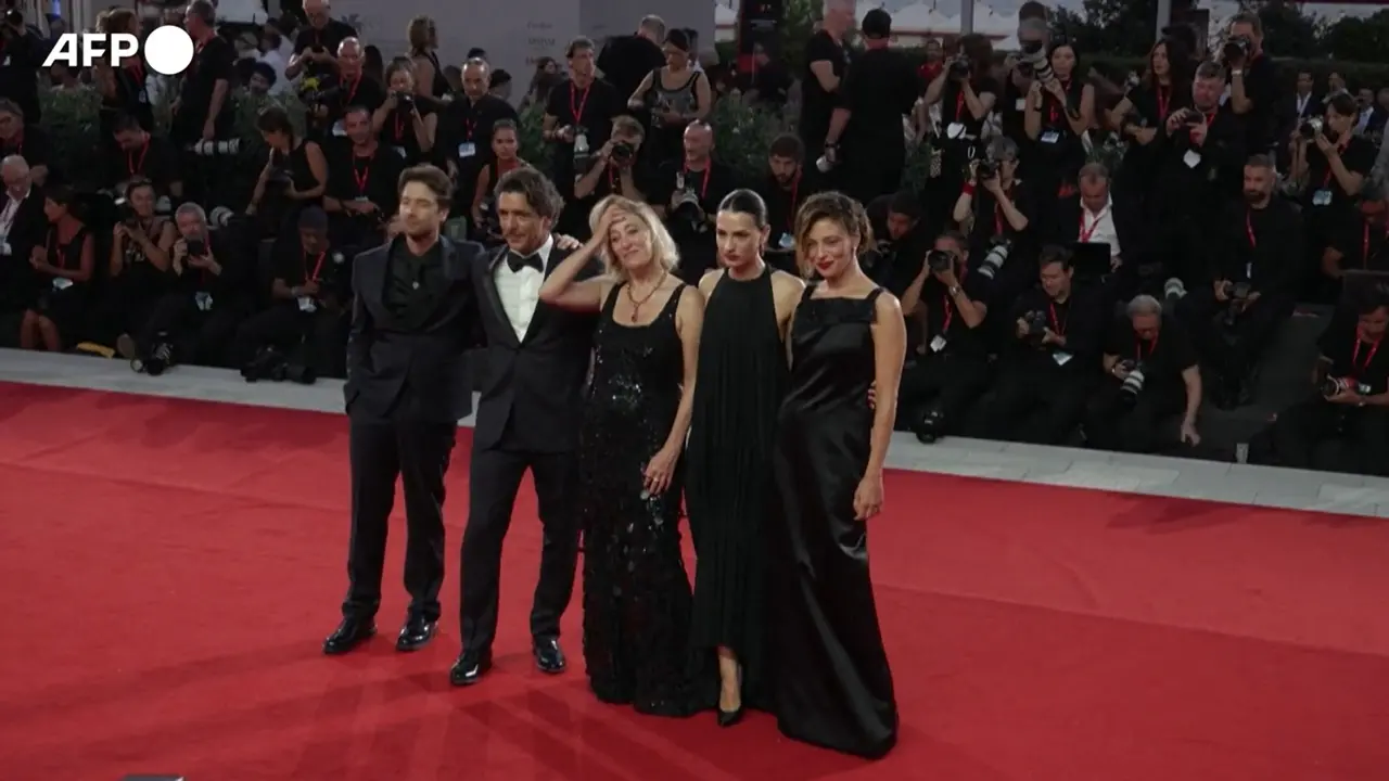 Il cast di “L’estranea” sfila sul red carpet del Festival di Venezia