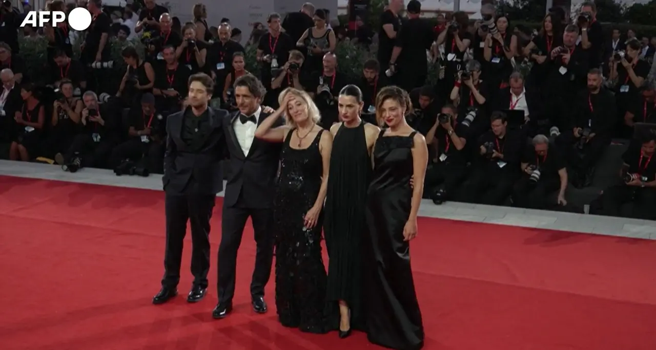 Il cast di “L’estranea” sfila sul red carpet del Festival di Venezia