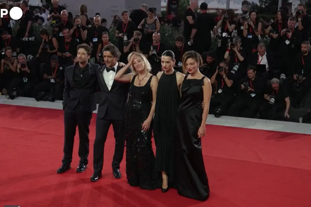 Il cast di “L’estranea” sfila sul red carpet del Festival di Venezia