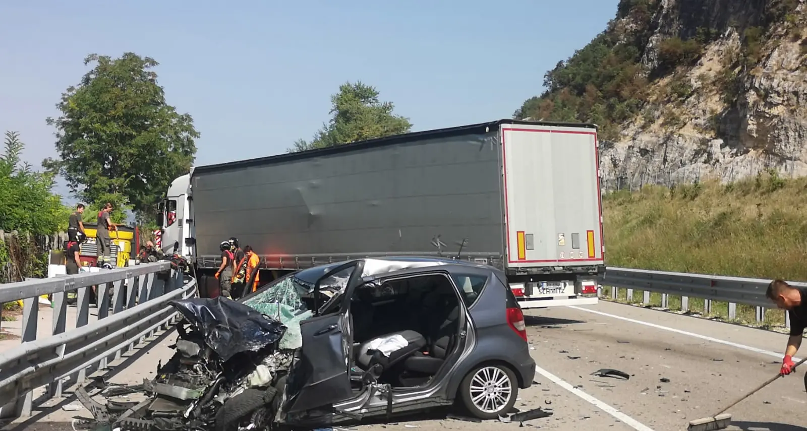 Murazzi, scontro tra un’auto e un camion: salvi per miracolo