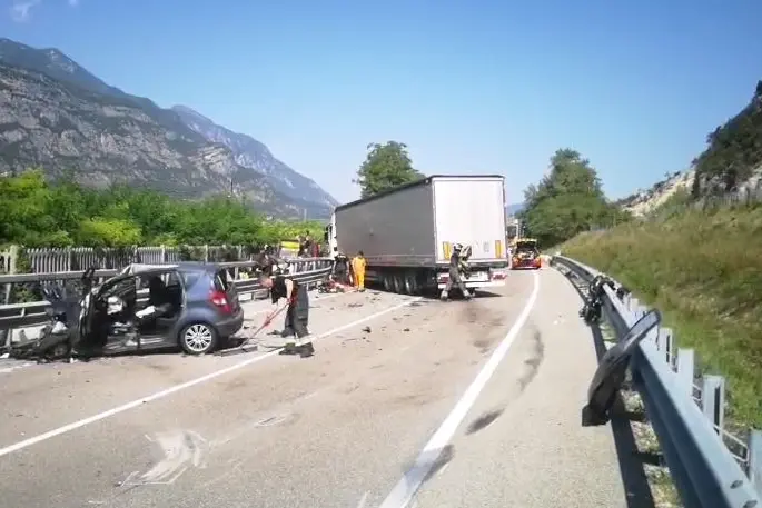 Schianto auto-camion ai Murazzi: indenni gli occupanti