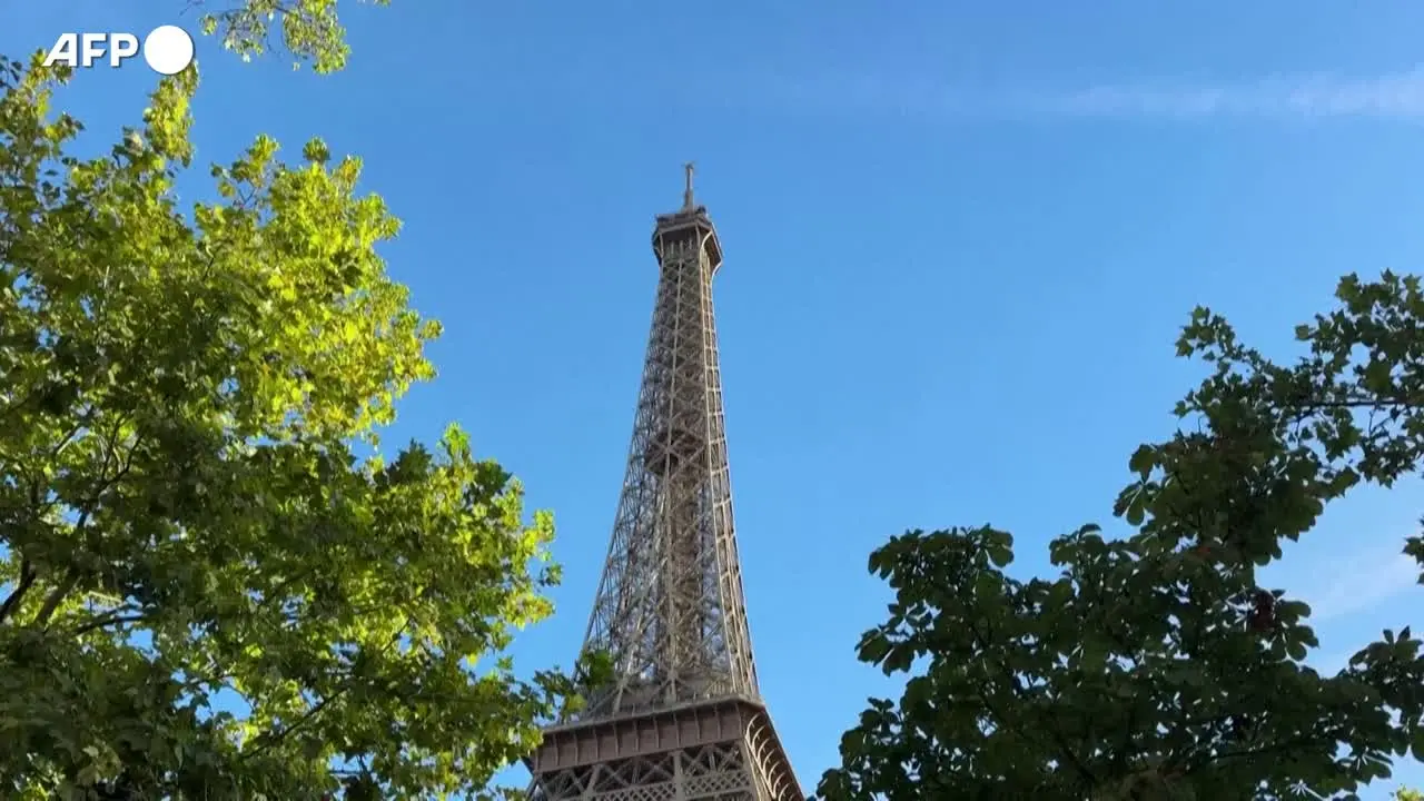 \"Discriminate perché donne\", la Tour Eiffel riapre dopo lo stop dei dipendenti
