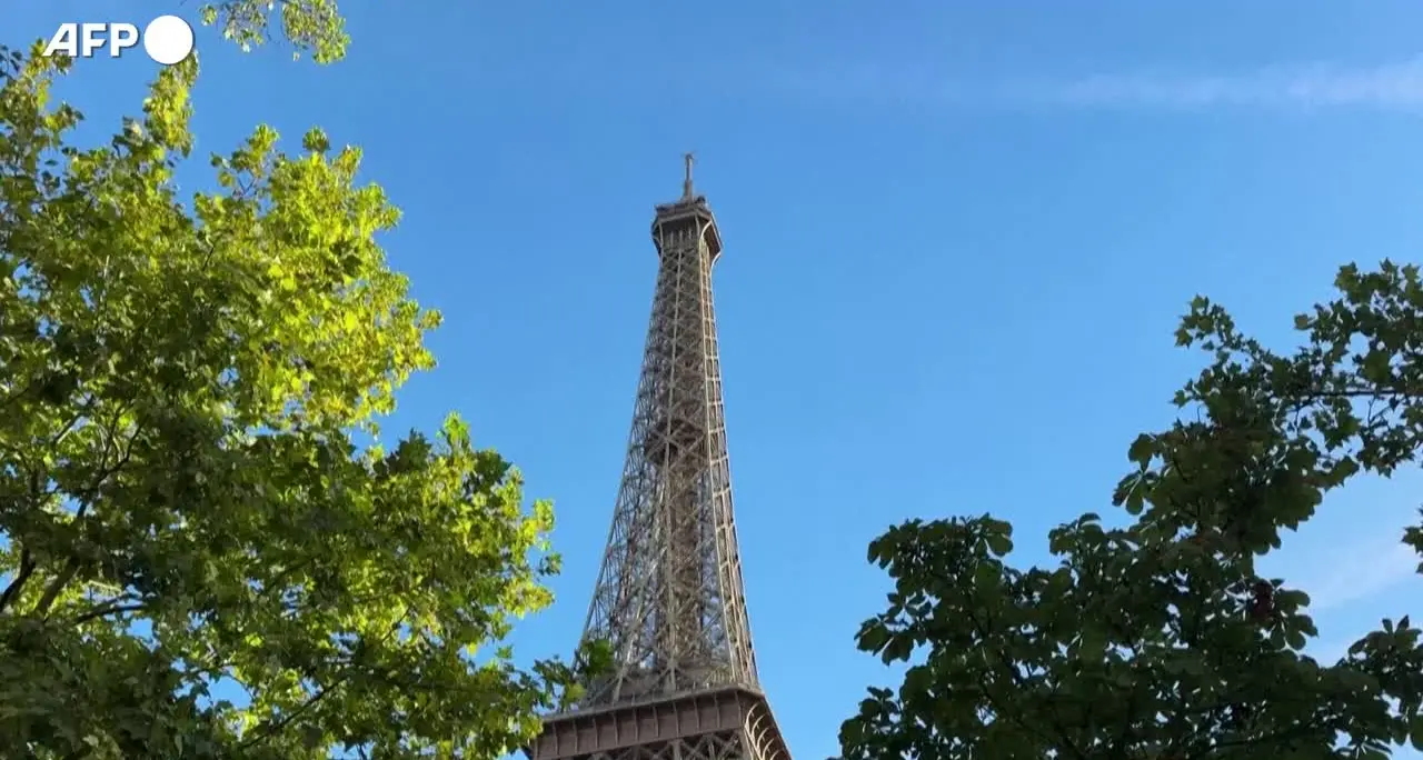 \"Discriminate perché donne\", la Tour Eiffel riapre dopo lo stop dei dipendenti