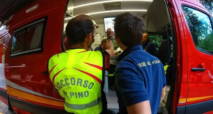 Novella, scivola e rotola nel bosco: escursionista batte la testa