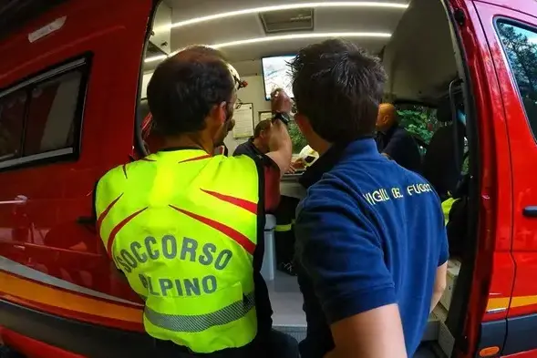Novella, scivola e rotola nel bosco: escursionista batte la testa