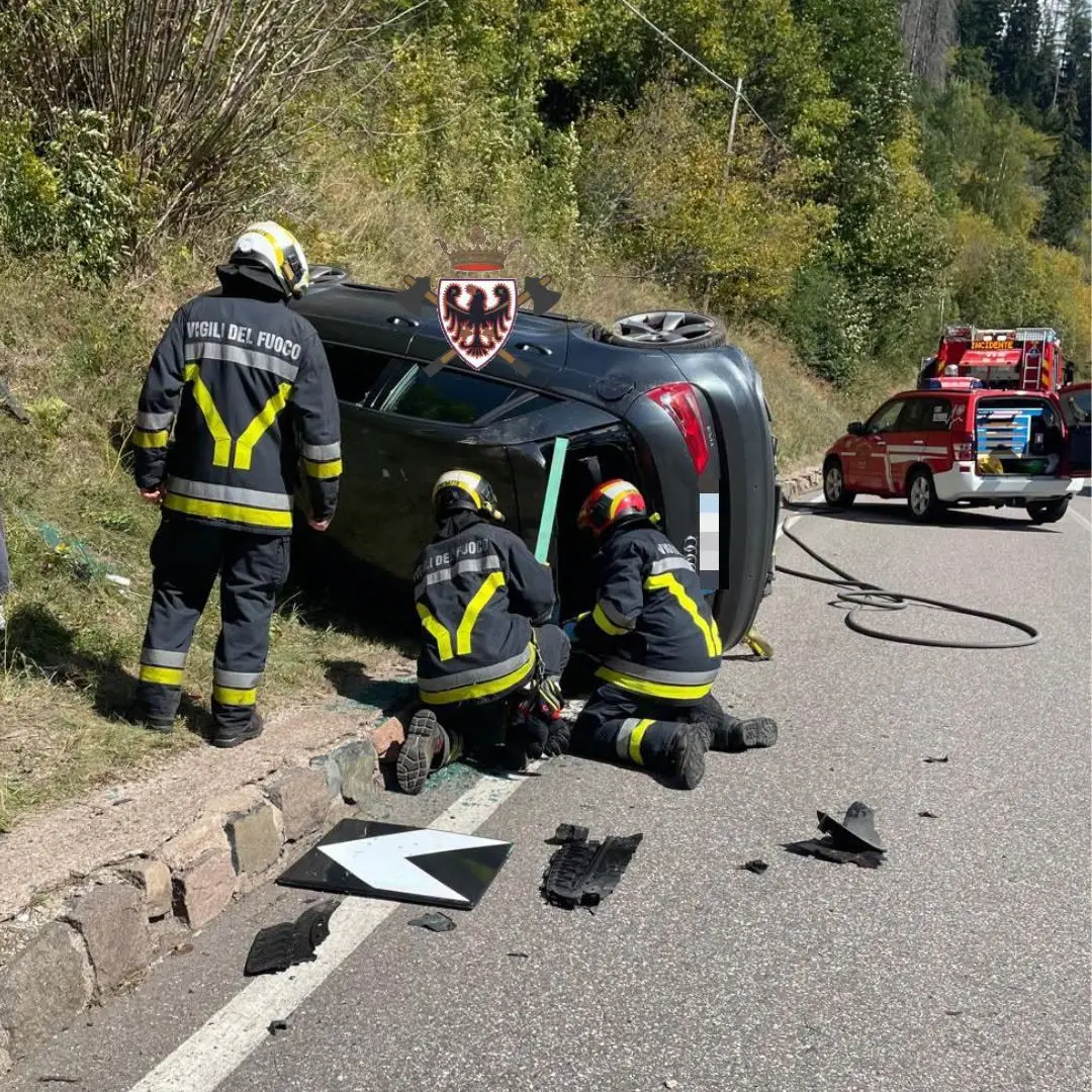 Predazzo, auto si ribalta su un fianco: una persona ferita