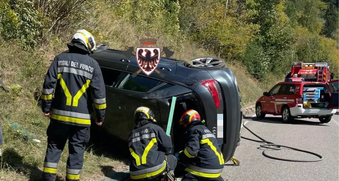 Predazzo, auto si ribalta su un fianco: una persona ferita