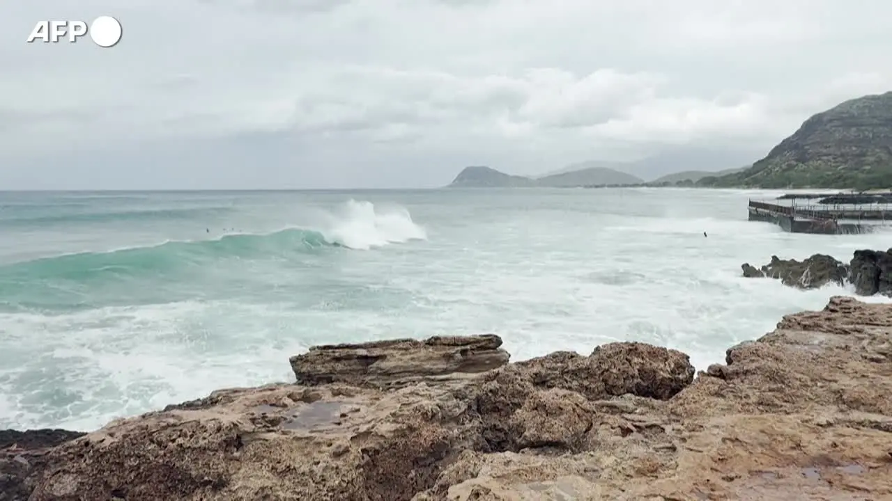 Hawaii, forti mareggiate prima del passaggio dell’uragano Lowell