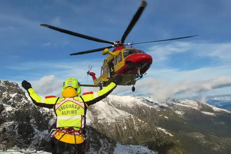 Restano bloccati in parete per il freddo: recupero notturno per due arrampicatori sul Sella