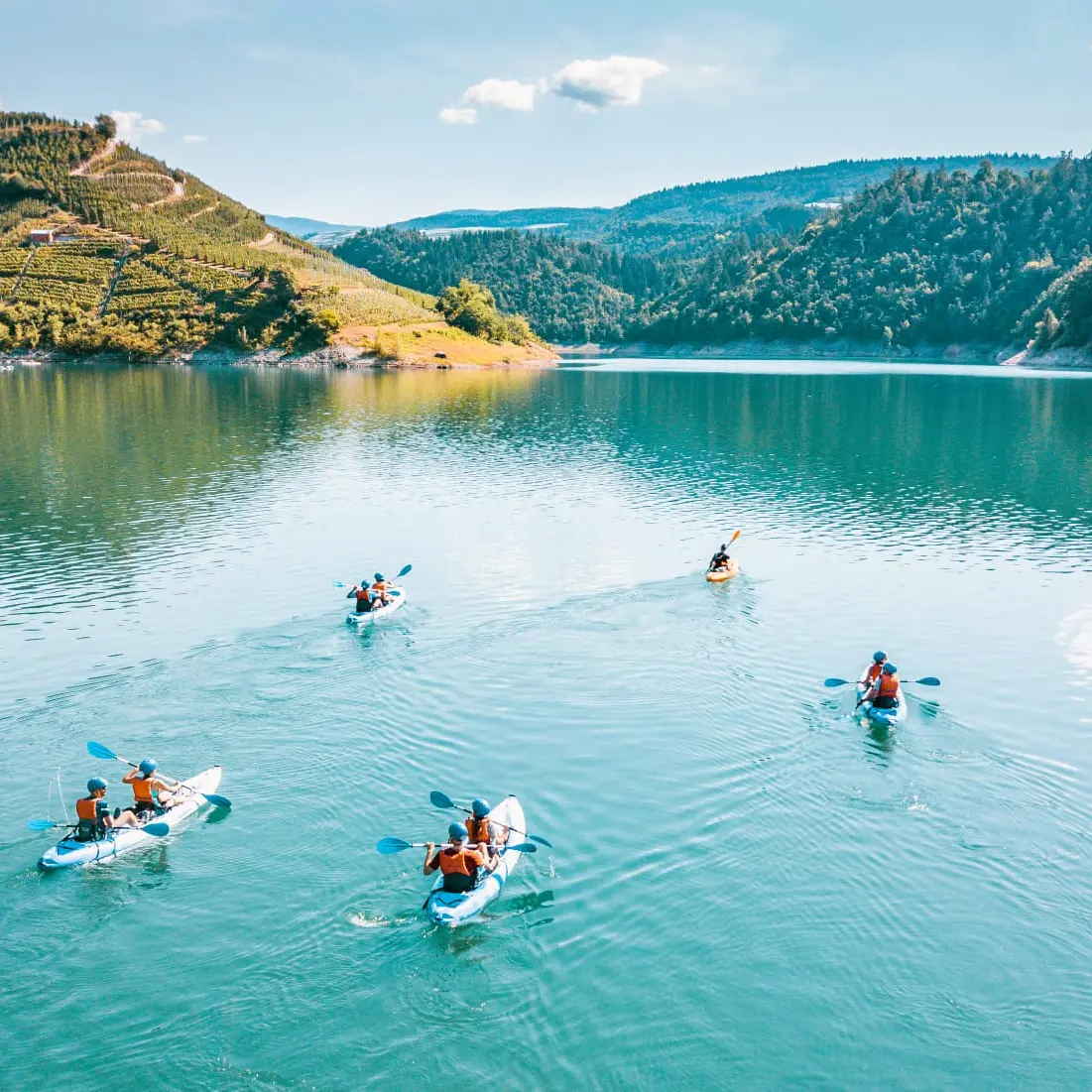 Lago di Santa Giustina in kayak e barca elettrica: a settembre sconti per i residenti