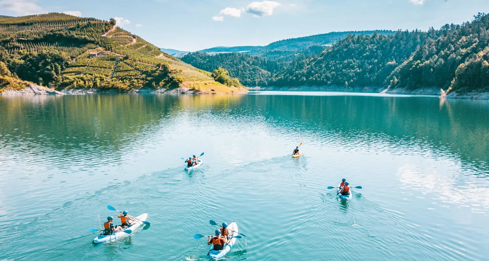 Lago di Santa Giustina in kayak e barca elettrica: a settembre sconti per i residenti