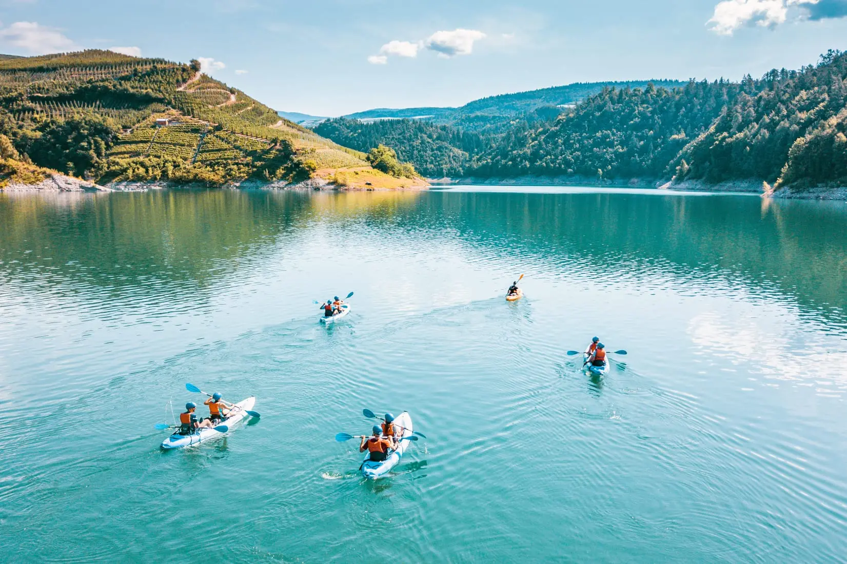 Lago di Santa Giustina in kayak e barca elettrica: a settembre sconti per i residenti