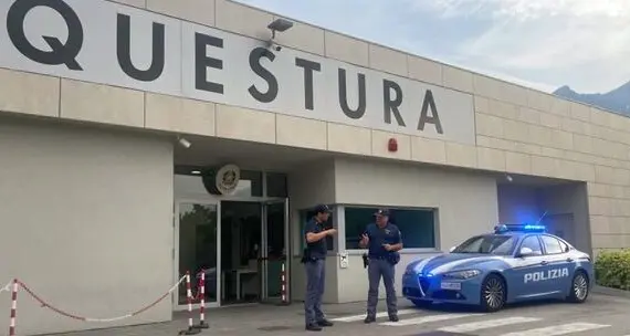 Trento, tentano la fuga e lanciano la droga nel Fersina: due arresti