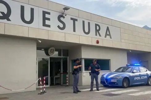 Trento, tentano la fuga e lanciano la droga nel Fersina: due arresti